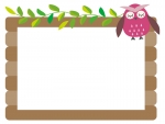 フクロウと葉っぱが絡んだ木の看板のフレーム飾り枠イラスト
